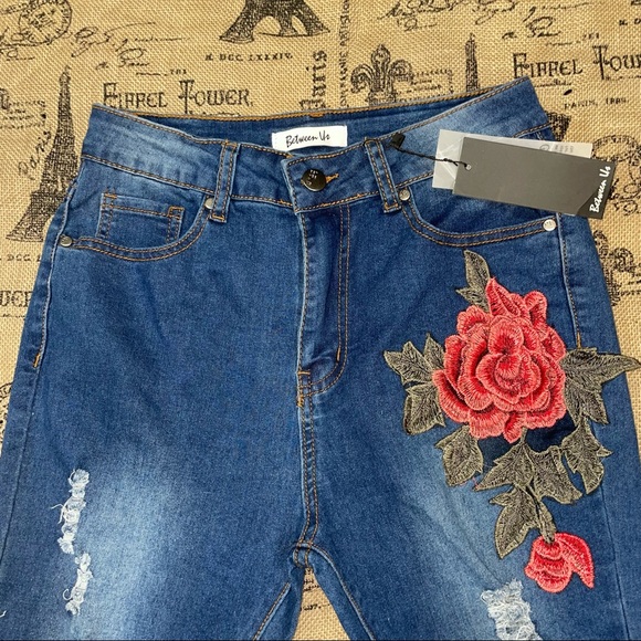 Between Us NWT! Denim High Rise Distressed Floral Embroidered Skinny Jean - Picture 6 of 13